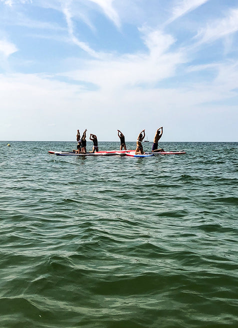 Entspanntes SUP Yoga auf der Ostsee vor der Insel Hiddensee